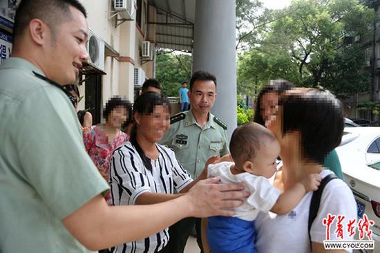 孩子的外婆欣喜地接过孩子。程剑宁 摄