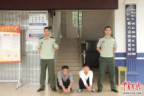 民警抓获孩子的父亲赵伟(化名)和爷爷赵金国(化名)。邓先邦 摄