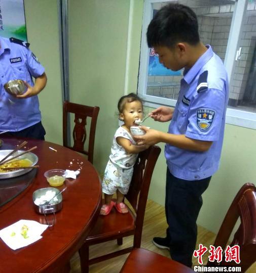 走掉小女孩在派出所内和辅警哥哥一路吃晚饭。 何锦成 摄