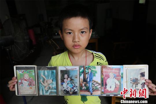 莫钧贤翻遍家里的相册,只找到爸爸之前的┞氛片和他小时刻的┞氛片 杨东 摄