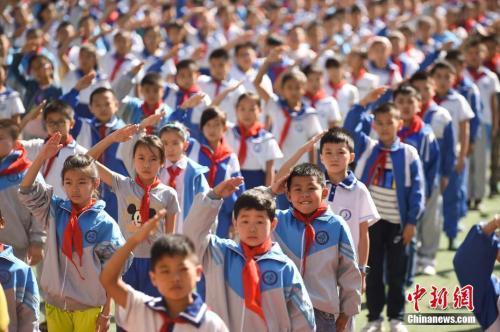 材料图：山西一小学举办开学典礼。武俊杰 摄