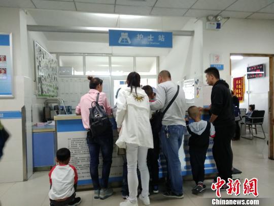 家长在医院为孩子办理入院手续。 高庆国 摄
