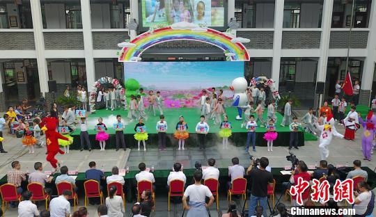 图为扬州一小学举办新生“入学礼”。 孟德龙 摄