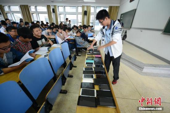 材料图:中南大年夜学软件学院倡议学生先交手机再上课,此举获得浩瀚师生的承认。中新社发 杨华峰 摄