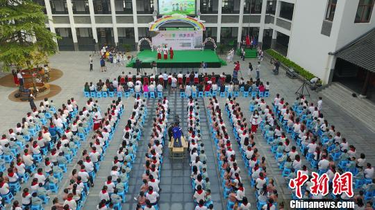 图为扬州一小学举办新生“入学礼”。 孟德龙 摄