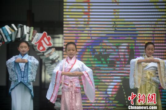 图为学生歌舞表演《礼》。 孟德龙 摄