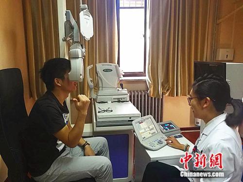 北京大学人民医院眼视光中心内，医生正在进行验光。 中新网记者 张尼 摄