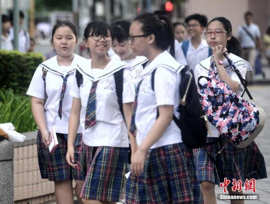 资料图：香港中小学生迎来开学。 中新社记者 谭达明 摄