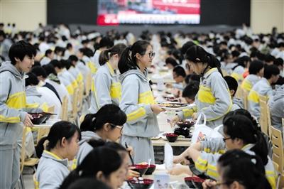 10月19日中午，北京市第二中学食堂里，学生们在吃午餐。