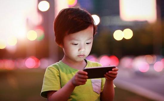 14岁男孩因手机被收跳河 熊孩子手机依赖症