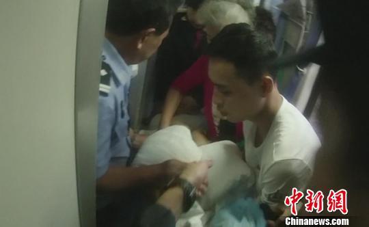 图为世人合力将妊妇抬出车厢。包头铁路公安处供图