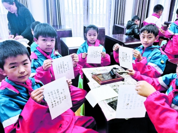 ͬѧ��չʾ�Լ��Ļ���ӡˢ��Ʒ