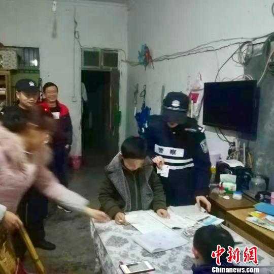 民警在草稿纸上演算给母子看　奚金燕　摄