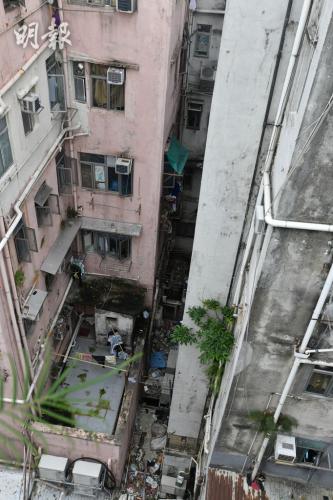 香港荃湾一男童收衣服时失足坠楼受伤。图为现场楼房。图片来源：香港《明报》/卫永康 摄