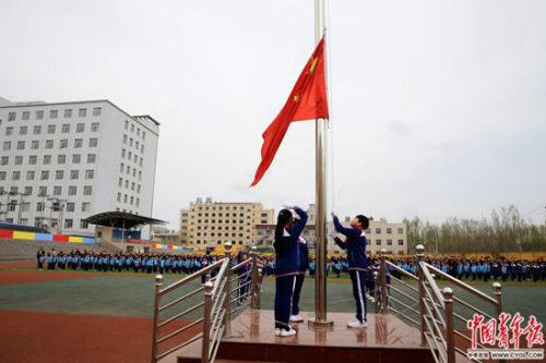 4月4日,北京市朝阳区实验小学雄安校区,全校师生在操场上举行升旗仪式。