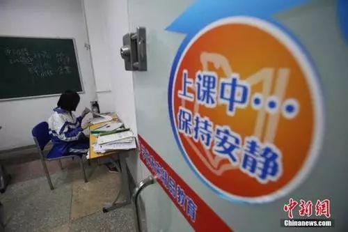 资料图:学生在补习中。张云 摄