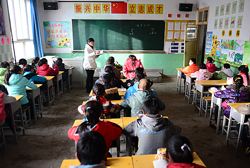 在夏河县拉卜楞藏民小学,教师为学生们上汉语文?#24013;?新华社记者 ?#26460;?#29637; 摄