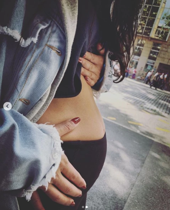 曹格晒出妻子吴速玲的“凸肚照”,引发怀三胎猜测