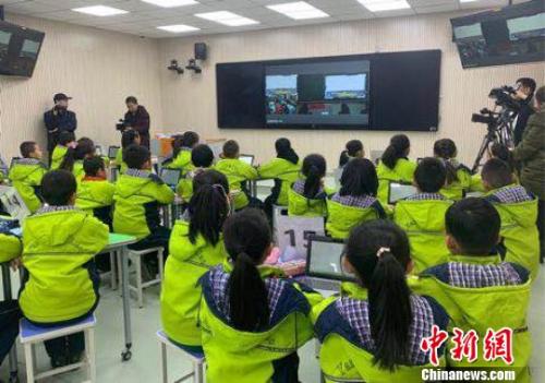 资料图:“互联网+”智慧课堂。额丽其格 摄