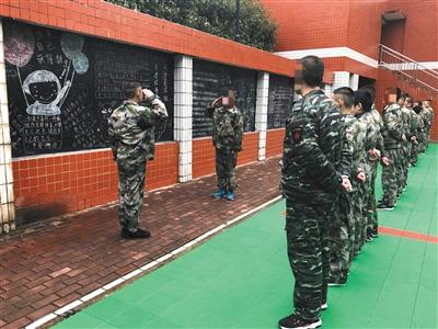 国学课后,邵阳市工读学校的孩子们要以班级为单位汇报心得体会。这是所有课程后的必备环节。A12-A13版摄影/新京报记者 王翀鹏程