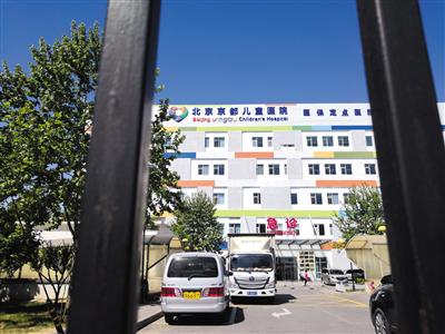 5月6日，北京京都儿童医院儿保科，门诊大夫出示印有“佳瑞宝”产品的宣传卡片。