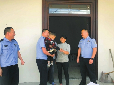 民警将杭杭平安交给他的外婆。