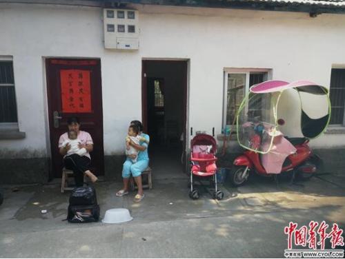 9月17日，安徽省六安市舒城县晓天镇，两位陪读母亲在带孩子。