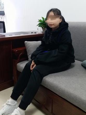 女孩没写完作业离家出走