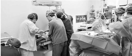 医生们在手术室里争分夺秒抢救司女士和她宝宝。