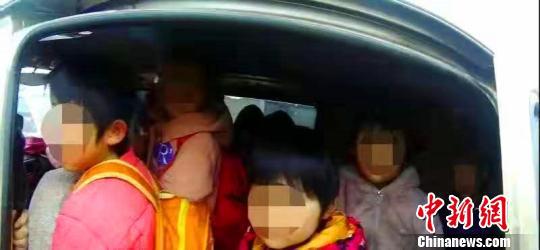 面包车后排密密麻麻的挤站着数十个孩子,该车实载25人,超员257%。邢台市公安交通警察支队供图
