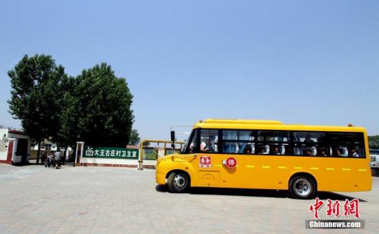 资料图：一中学校车正在行驶。 张道正 摄