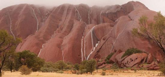 资料图：位于澳大利亚北领地南部的世界遗产乌鲁鲁巨石，又称艾尔斯岩。