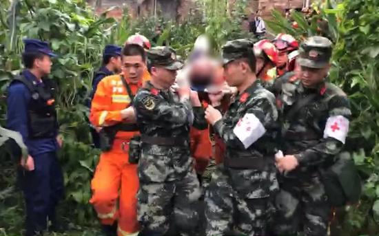 18日上午，在长宁西门坝灾害现场，四川消防救援总队与四川武警总队联合救援出3名伤者，伤者已被紧急送医。 受访者供图
