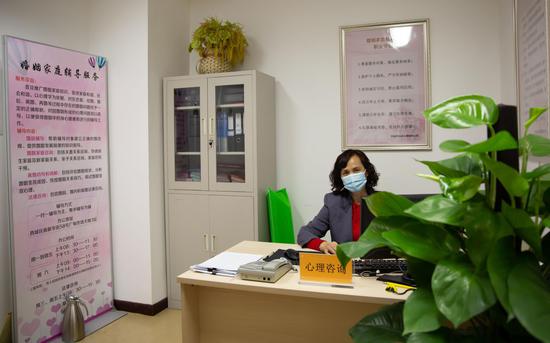 西城区民政局婚登处设有心理咨询室,西城区人民调解员纪美云随时接待前来咨询调解的夫妻。摄影/新京报记者 李凯祥