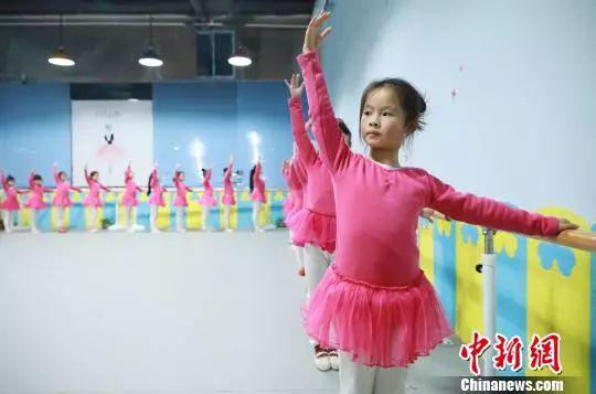资料图:孩子们在练习舞蹈基本功。黄晓海 摄