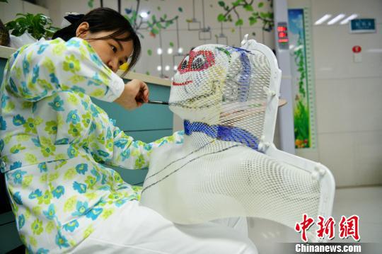 图为王祯婕自费购买了颜料为小患者的头模画孙悟空。 谭又铭 摄
