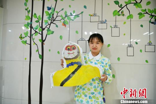 图为王祯婕画完的孙悟空头模成品。 谭又铭 摄