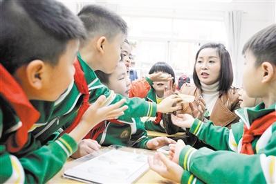 广州耀华小学,小朋友在开放课堂上踊跃提问(资料图片)。 广州日报全媒体记者邱伟荣 摄