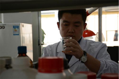 7。史玉东在实验室内配置微生物培养基