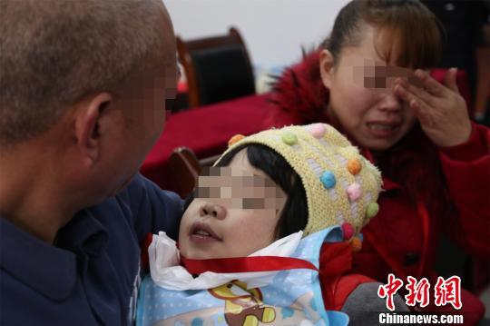 图为文文见到父亲后露出笑容。警方供图
