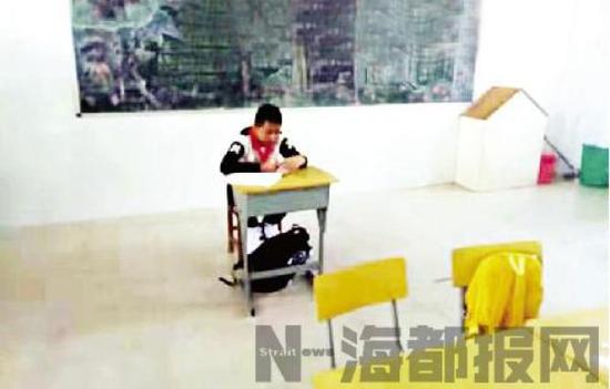 小周被安排坐在教室最后,与其他同学隔了至少一排座位。 家长供图 来自海都报网