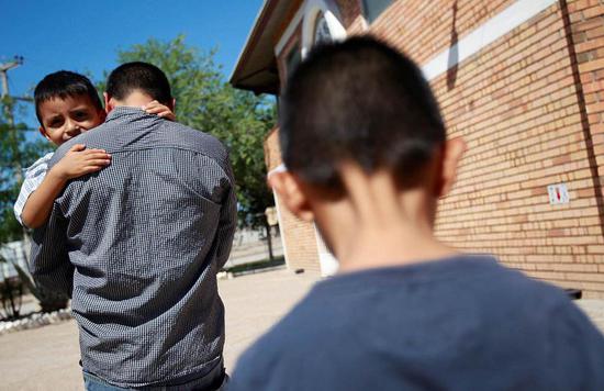 加拿大总理批评美国分离移民儿童与其父母的举