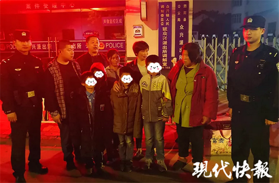 民警深夜捡到四个打地铺的娃