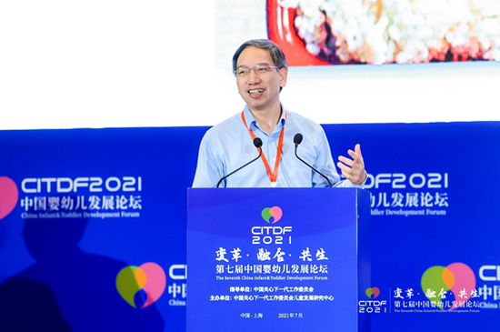 中国疾病预防控制中心营养与健康所所长、中国营养学会副理事长丁钢强做主题演讲