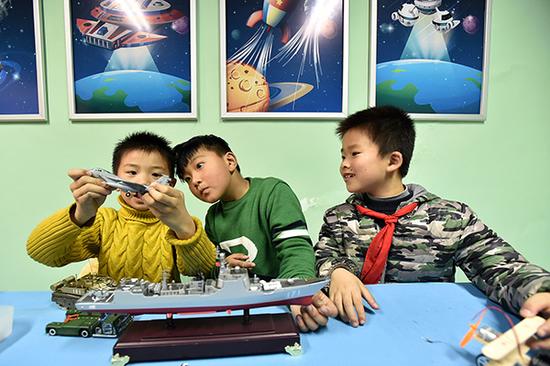 2018年3月14日，江苏扬州，放学后的小学生正在树人苑社区科学实验室里学习相关高科技知识。视觉中国 资料