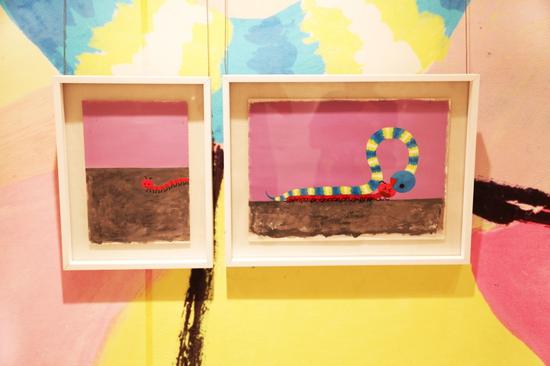 2016安奈儿“一起长大”画展现场，著名艺术家麦克·格雷涅茨作品《小小的蛇 ·大大的梦》