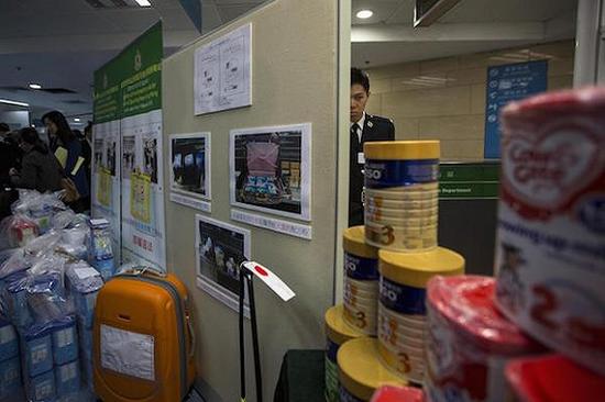 2014年1月，香港罗湖入境管制站，边界海关人员查获游客准备带进内地的婴幼儿配方奶粉。图片来源：视觉中国