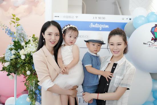 董璇抱女儿与关悦母子合影