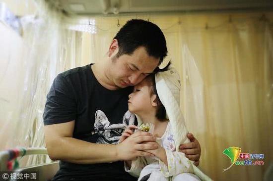 2018年11月17日,北京,父女俩紧紧地拥抱在一起,显得既幸福又伤感。魏建顺/视觉中国