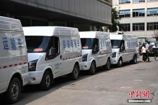 资料图:运输疫苗的车队。 中新社记者 刘冉阳 摄